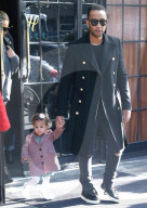 PEOPLE - Weihnachtsshopping in NYC: John Legend und Chrissy Teigen mit Klein Luna