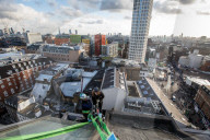 FEATURE - Schwindelerregend: Abseilen ab einem Hoteldach