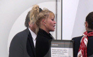 EXKLUSIV - Melanie Griffith verreist im Schlabber-Look ohne Make-Up