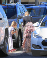 EXKLUSIV - Kate Hudson ohne BH mit Danny Fujikawa und Bingham unterwegs