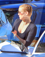 EXKLUSIV - Kate Hudson ohne BH mit Danny Fujikawa und Bingham unterwegs