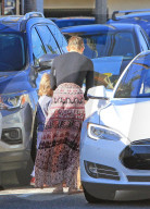 EXKLUSIV - Kate Hudson ohne BH mit Danny Fujikawa und Bingham unterwegs