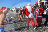 PEOPLE - Weihnachtsbad: Christian Estrosi am Strand von Nizza
