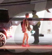 EXKLUSIV - Justin Bieber und Selena Gomez landen mit dem Privatjet in LA