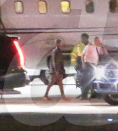 EXKLUSIV - Justin Bieber und Selena Gomez landen mit dem Privatjet in LA