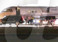 EXKLUSIV - Justin Bieber und Selena Gomez landen mit dem Privatjet in LA
