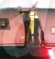 EXKLUSIV - Justin Bieber und Selena Gomez landen mit dem Privatjet in LA