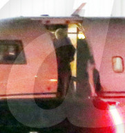 EXKLUSIV - Justin Bieber und Selena Gomez landen mit dem Privatjet in LA