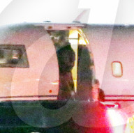 EXKLUSIV - Justin Bieber und Selena Gomez landen mit dem Privatjet in LA
