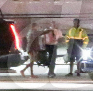 EXKLUSIV - Justin Bieber und Selena Gomez landen mit dem Privatjet in LA
