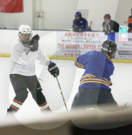 EXKLUSIV - Justin Bieber wird beim Eishockey 'gechecked'