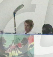 EXKLUSIV - Justin Bieber wird beim Eishockey 'gechecked'