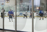 EXKLUSIV - Justin Bieber wird beim Eishockey 'gechecked'