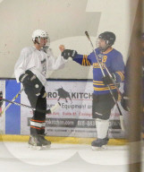 EXKLUSIV - Justin Bieber wird beim Eishockey 'gechecked'