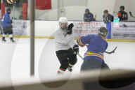 EXKLUSIV - Justin Bieber wird beim Eishockey 'gechecked'