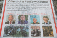 Linkes Fahndungsplakat mit den Gesichtern von Politiker und Polizisten