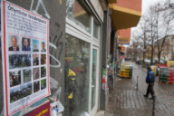 Linkes Fahndungsplakat mit den Gesichtern von Politiker und Polizisten