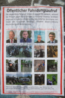 Linkes Fahndungsplakat mit den Gesichtern von Politiker und Polizisten