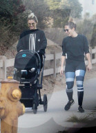 EXKLUSIV - Selena Gomez schiebt einen Kinderwagen durch Los Angeles