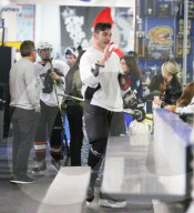EXKLUSIV - Selena Gomez unterstützt Justin Bieber beim Eishockey