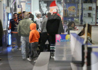 EXKLUSIV - Selena Gomez unterstützt Justin Bieber beim Eishockey