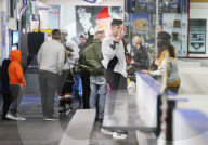 EXKLUSIV - Selena Gomez unterstützt Justin Bieber beim Eishockey