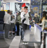 EXKLUSIV - Selena Gomez unterstützt Justin Bieber beim Eishockey