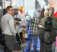 EXKLUSIV - Selena Gomez unterstützt Justin Bieber beim Eishockey
