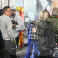 EXKLUSIV - Selena Gomez unterstützt Justin Bieber beim Eishockey