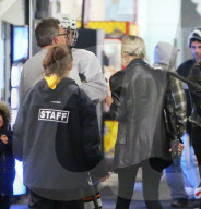 EXKLUSIV - Selena Gomez unterstützt Justin Bieber beim Eishockey
