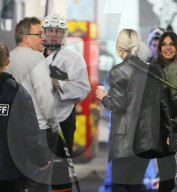 EXKLUSIV - Selena Gomez unterstützt Justin Bieber beim Eishockey