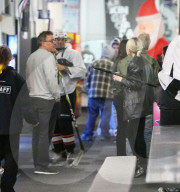 EXKLUSIV - Selena Gomez unterstützt Justin Bieber beim Eishockey