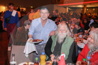 PEOPLE - Frank Zander lädt zum Gänsessen für Obdachlose und Bedürftige im Neukölner Hotel Estrel