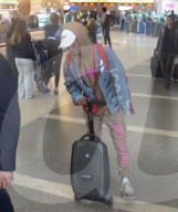 EXKLUSIV - Jaden Smith macht Werbung in eigener Sache am Flughafen von LA