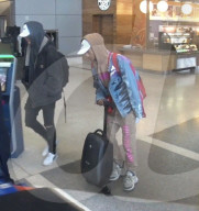 EXKLUSIV - Jaden Smith macht Werbung in eigener Sache am Flughafen von LA