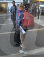 EXKLUSIV - Jaden Smith macht Werbung in eigener Sache am Flughafen von LA