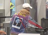 EXKLUSIV - Jaden Smith macht Werbung in eigener Sache am Flughafen von LA