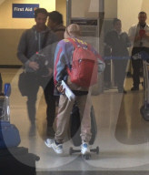 EXKLUSIV - Jaden Smith macht Werbung in eigener Sache am Flughafen von LA