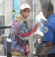 EXKLUSIV - Jaden Smith macht Werbung in eigener Sache am Flughafen von LA