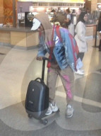 EXKLUSIV - Jaden Smith macht Werbung in eigener Sache am Flughafen von LA