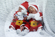 FEATURE - Neugeborene Babies werden bereits als Samichlaus verkleidet