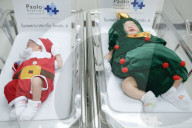 FEATURE - Neugeborene Babies werden bereits als Samichlaus verkleidet