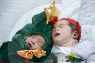 FEATURE - Neugeborene Babies werden bereits als Samichlaus verkleidet