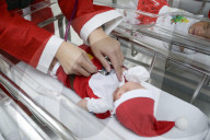 FEATURE - Neugeborene Babies werden bereits als Samichlaus verkleidet