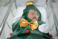 FEATURE - Neugeborene Babies werden bereits als Samichlaus verkleidet