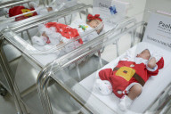 FEATURE - Neugeborene Babies werden bereits als Samichlaus verkleidet