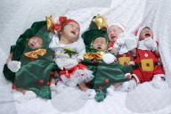 FEATURE - Neugeborene Babies werden bereits als Samichlaus verkleidet