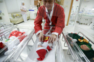 FEATURE - Neugeborene Babies werden bereits als Samichlaus verkleidet
