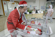 FEATURE - Neugeborene Babies werden bereits als Samichlaus verkleidet