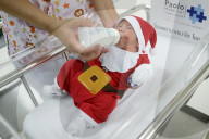 FEATURE - Neugeborene Babies werden bereits als Samichlaus verkleidet